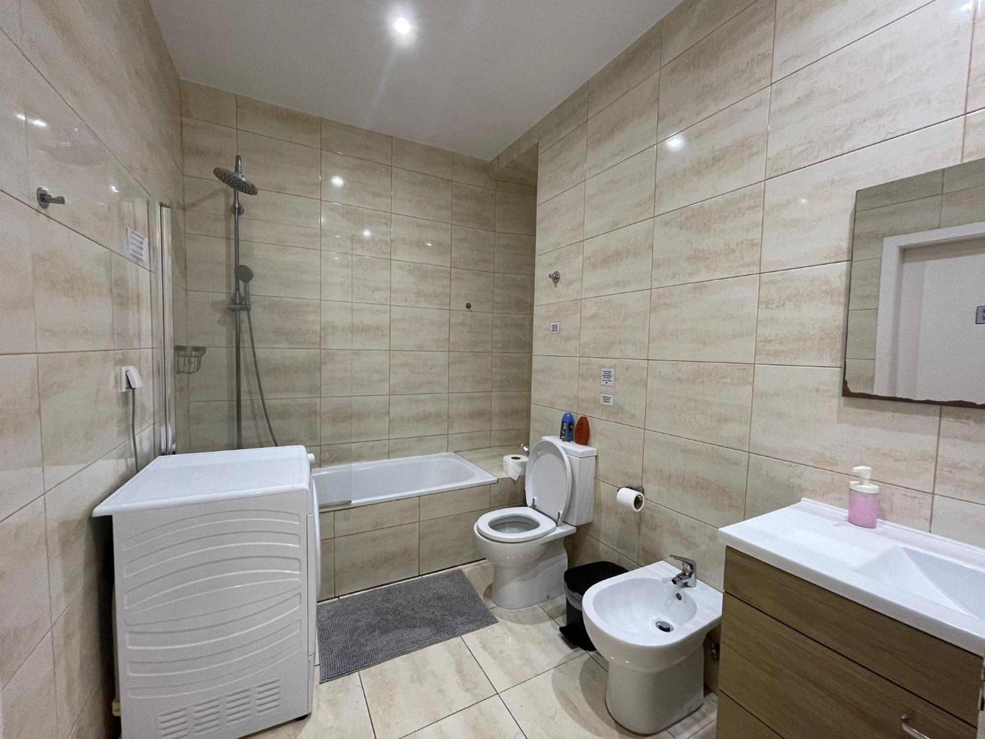 Embassy Arriaga Private Elegance Rooms In Stylish Shared Apartment Lisbon Luaran gambar